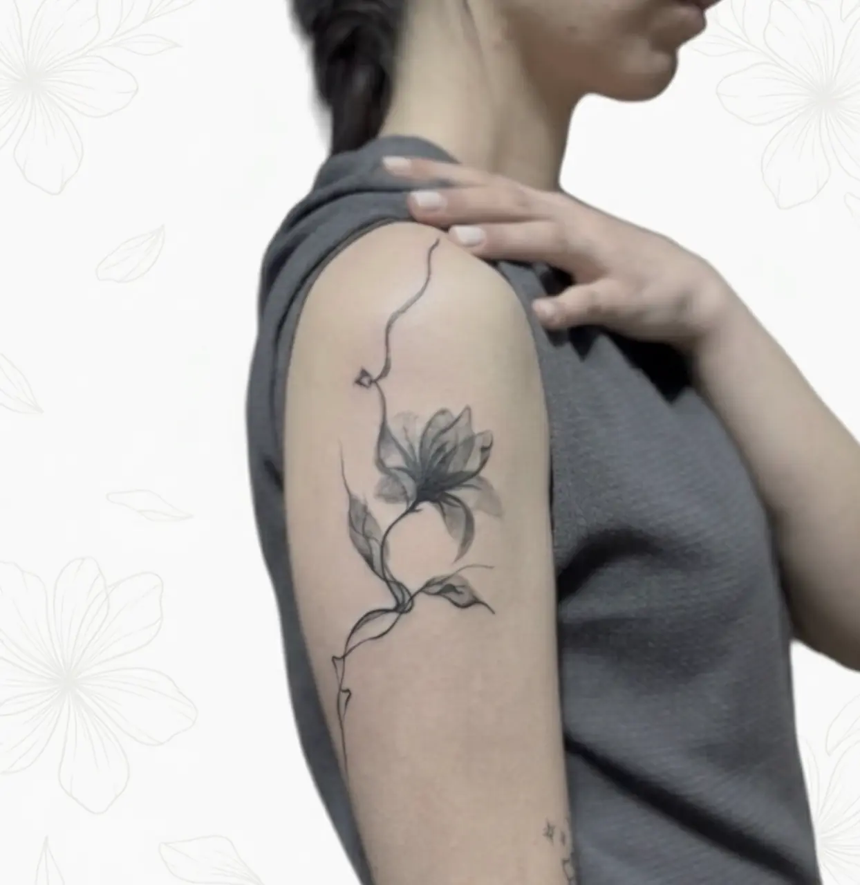 İnce çizgili lotus çiçeği dövmesi